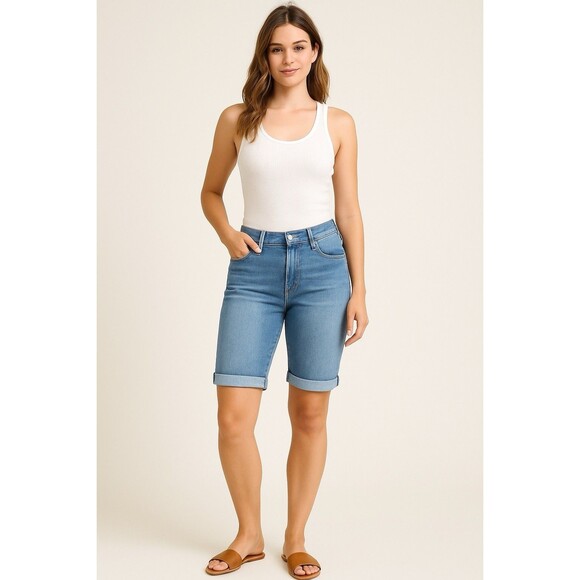 Levi’s Women’s Classic Bermuda Jean Shorts Size 31 Medium Wash Denim - Picture 1 of 11